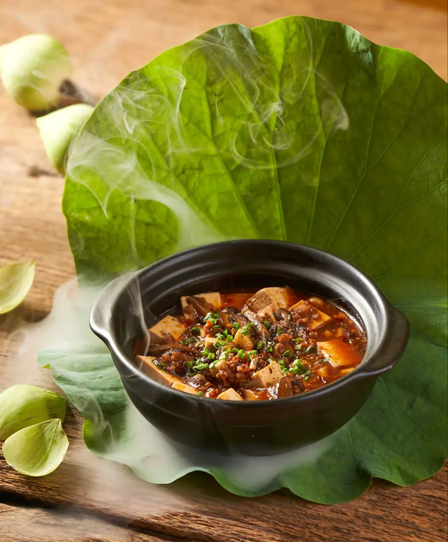 Đậu hũ Tứ Xuyên trong nồi đất trên lá sen